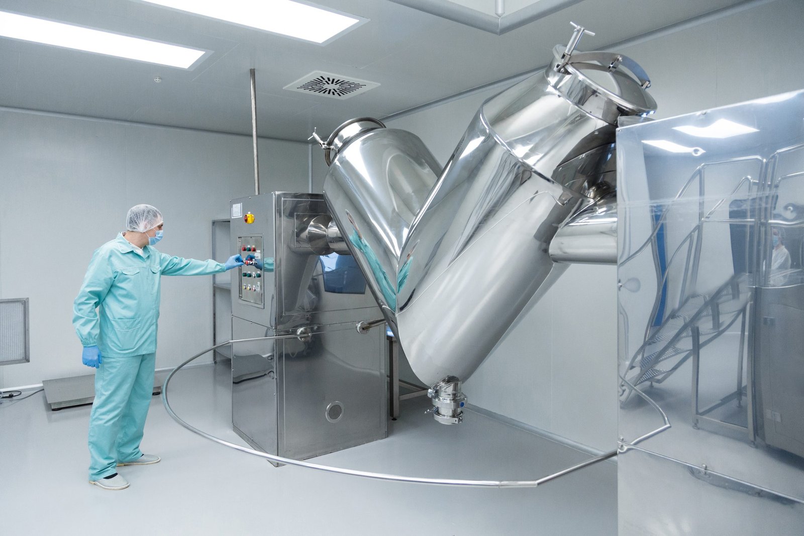 Nitrogen gas used in molded plastic manufacturing to improve product quality, strength, and production efficiency