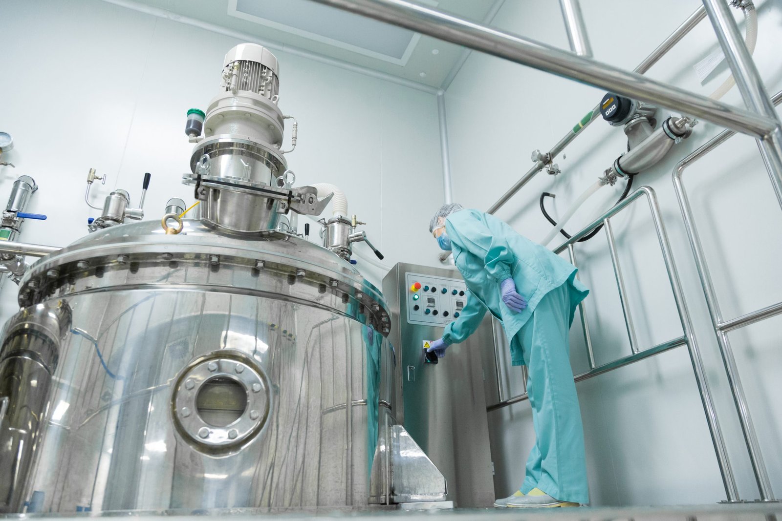 Nitrogen purging system used to reduce oxidation and maintain product quality during packaging and storage